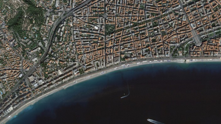 Seite Drei: Zermürbt der Terror Frankreich?: Luftaufnahme des Strandabschnitts in Nizza.