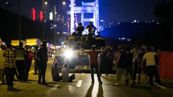 Deutsch-türkische Beziehungen: Demonstranten stellen sich in der Nacht des gescheiterten Putsches am 16. Juli 2016 einem Panzer auf einer Brücke in den Weg.