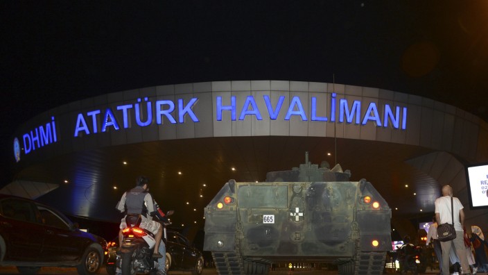 Putschversuch in der Türkei: Am frühen Samstagmorgen stehen Panzer vor dem Eingang zum Atatürk-Flughafen in Istanbul.