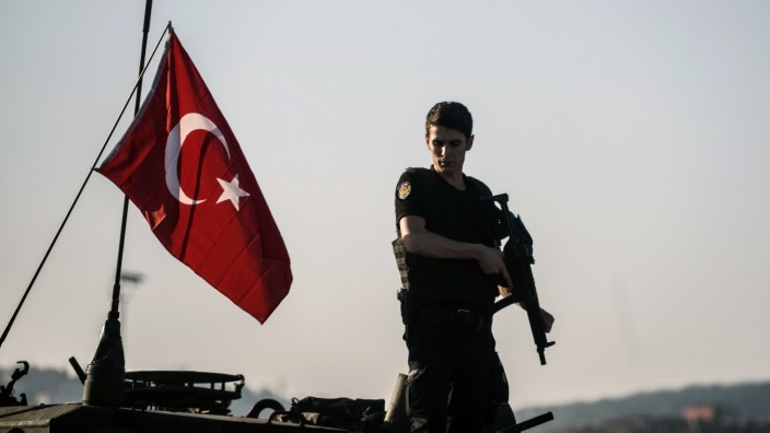 Türkei: Ein Polizist der türkischen Spezialkräfte bewacht einen Panzer, nachdem die Putschisten ihre Stellung an einer Bosporus-Brücke in Istanbul aufgeben mussten.