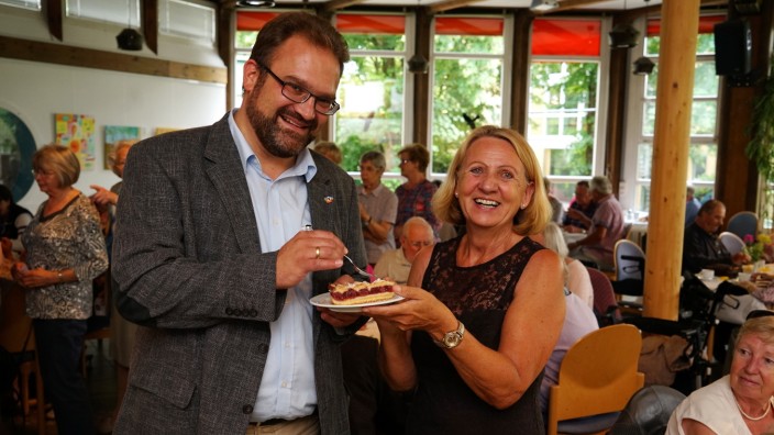 Garching: Lassen es sich beim Seniorencafé schmecken: Stephan Specht, Präsident des Rotary Clubs Garching-Ismaning und Leiterin Lilo Unger.