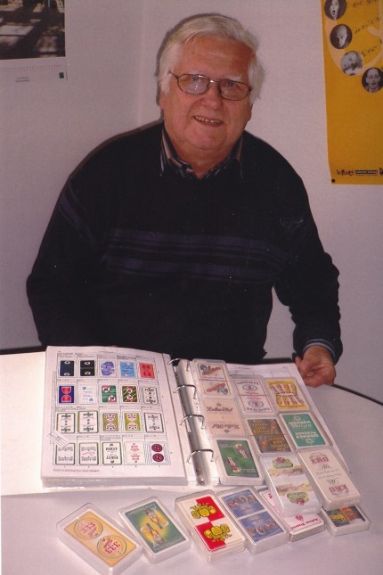 Au: Stolze Sammlung: Dieter Engler besitzt 6127 Brauerei-Kartenspiele, aber das aus Au fehlt ihm noch.