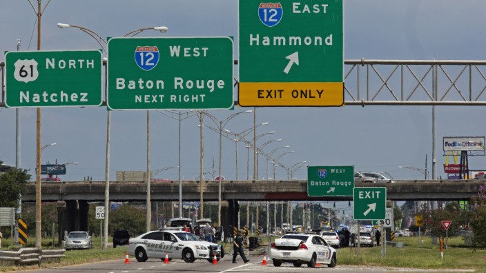 USA: Die Polizei sperrt einen Highway ab, nachdem mehrere Beamte in Baton Rouge bei einem Einsatz erschossen worden sind.