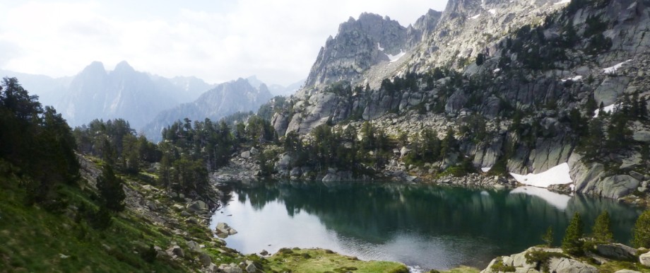 Aigüestortes-Nationalpark in den Pyrenäen: Aigüestortes bedeutet "verschlungene Wasser". Und das ist auch das Besondere am gleichnamigen Schutzgebiet Aigüestortes i Estany de Sant Maurici: unzählige Bergseen, Wasserfälle, Bäche.