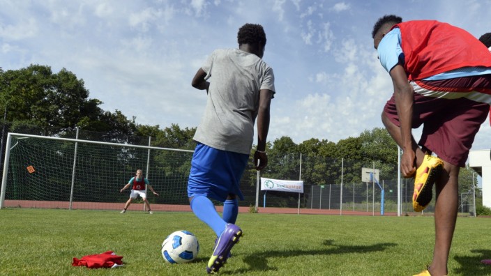 Kickende Flüchtlinge in Pullach: Das Otfried-Preußler-Gymnasium in Pullach stellt den Fußballplatz zur Verfügung, damit Schüler und junge Flüchtlinge dort zusammen kicken können.