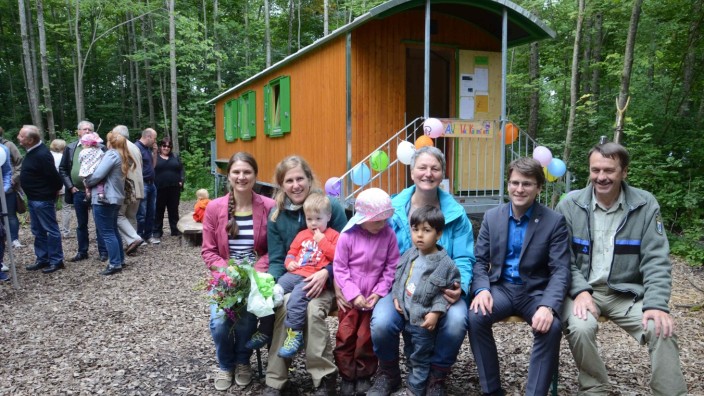 Waldkindergarten: Franz Knierer (re.) und Oberbürgermeister Florian Hartmann genießen den Besuch im neuen Waldkindergarten.