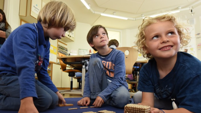 Großhadern: Lernen nach Lust und Laune: Nach dem Konzept von Maria Montessori dürfen die Schüler ihre Unterrichtsmaterialien eigenverantwortlich aussuchen.
