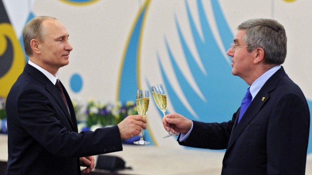 Sport and Russia: Cheers then: Vladimir Putin and IOC chief Thomas Bach 2014 at the Olympic Games in Sochi.