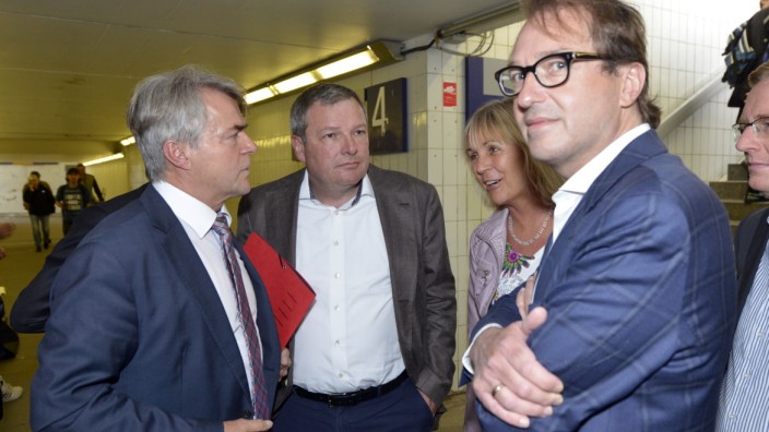 Politikerstreit: Das war nicht geplant. Bürgermeisterin Müller diskutiert mit Bahnvertreter Herbert Kölbl (links), auch dabei: Ernst Weidenbusch und Alexander Dobrindt (rechts). Jetzt folgte die Anzeige Weidenbuschs.