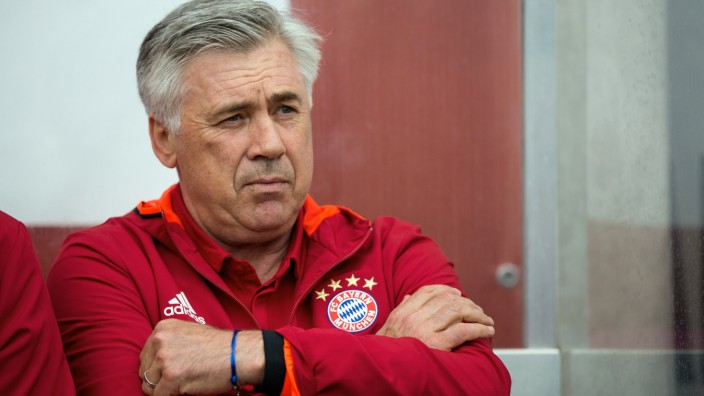 FC Bayern: "Wir brauchen keine Spieler mehr für diese Saison": Bayern-Trainer Carlo Ancelotti beim Testspiel in Lippstadt.