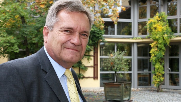 Schönbrunn: Bürgermeister Dieter Kugler vor dem Röhrmooser Rathaus.