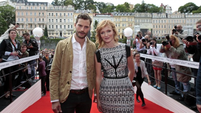 Internationales Filmfestival Karlovy Vary 2016: Jamie Dornan (links) und Aňa Geislerová auf dem roten Teppich der Karlsbader Filmfestspiele.