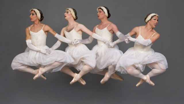 Tanz: "Schwanensee" ist Männersache! Die "Trocks" bringen die großen Klassiker der Ballettgeschichte auf die Bühne: formvollendet und mit Humor. Und in Spitzenschuhen der Größe 47.