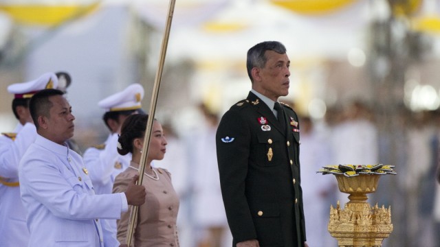Thailändisches Königshaus: In seiner Heimat nicht unumstritten: Kronprinz Maha Vajiralongkorn während einer Zeremonie in Thailand.