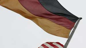Ankunft im Schneetreiben: Deutsche und amerikanische Flagge