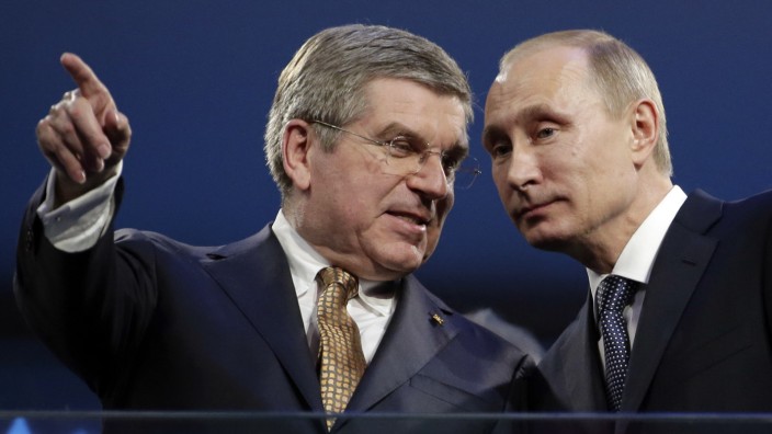 Olympia-Sperre für Russland: Da geht's zur Tür: Selbst Thomas Bach (links mit Russlands Präsident Wladimir Putin) und das IOC geben den Forderungen verschiedener Verbände nun nach.