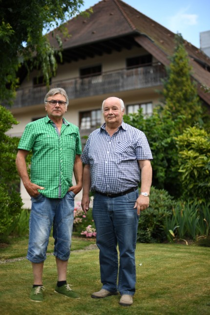©ARTIS-Uli Deck// 15.07.2016 Fluechtlingsunterkunft in Steinach mit den Nachbarn Herrn Klaus Greiner und Herr Buchholz