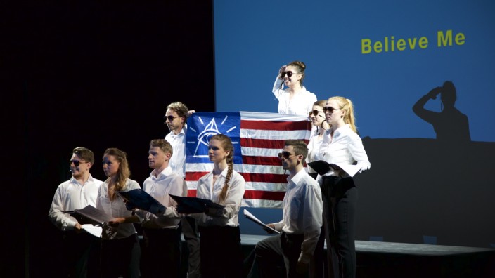 Gärtnerplatztheater: Voller Ironie und Witz: "Believe Me", die amerikanische Zukunfts-Utopie von Ilann M. Maazel.