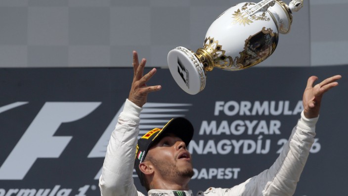 Formel 1: Lässt es derzeit fliegen: Lewis Hamilton sichert sich bei seinem Sieg in Budapest einen sehenswerten Pokal