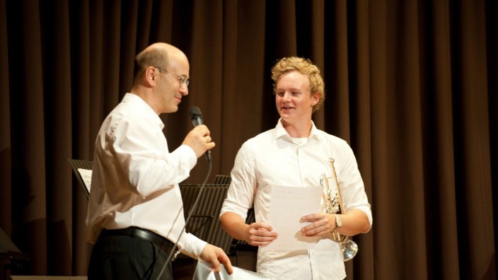 Vaterstetten: Trompeter Paul Rieger wird von Musikschulleiter Günter Ebel für sein langjähriges Engagement geehrt.