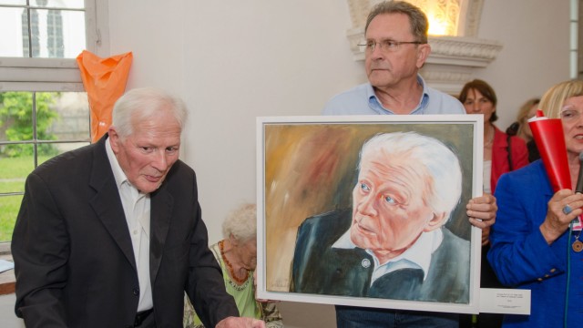 Großer Andrang im Kreuzgang: Künstler Hans-Günther Pietschmann (re.) malte ein Porträt von Pater Leo Weber (li.), der die Idee zur Ausstellung hatte.