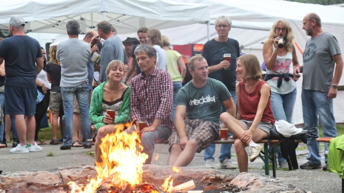 Gefeiert wird bei jedem Wetter: Zwei Tage feiern und Musik hören: Das Festival "Rock am Bad" ist längst kein Insidertipp mehr.