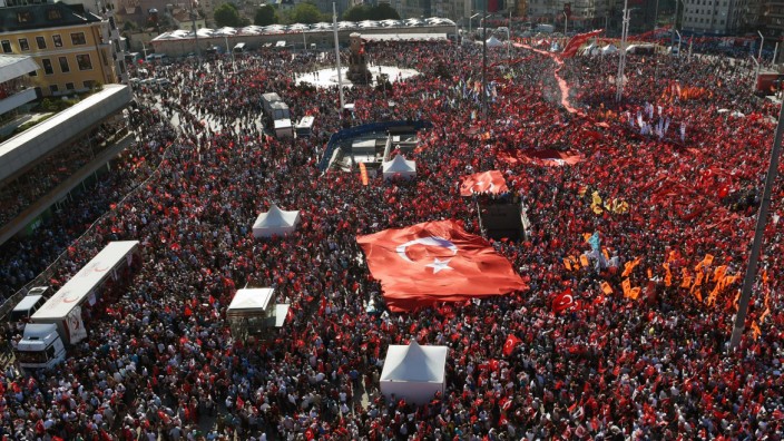 Türkei: Demo auf dem Taksim: Die Oppositionspartei CHP feiert die Demokratie.