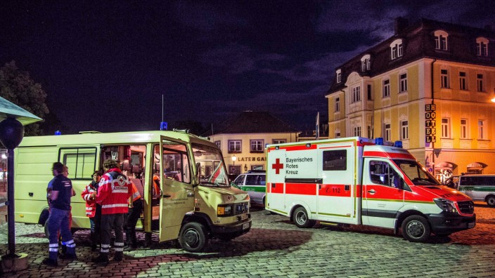 Ansbach: Rettungskräfte warten nahe dem Tatort in Ansbach.