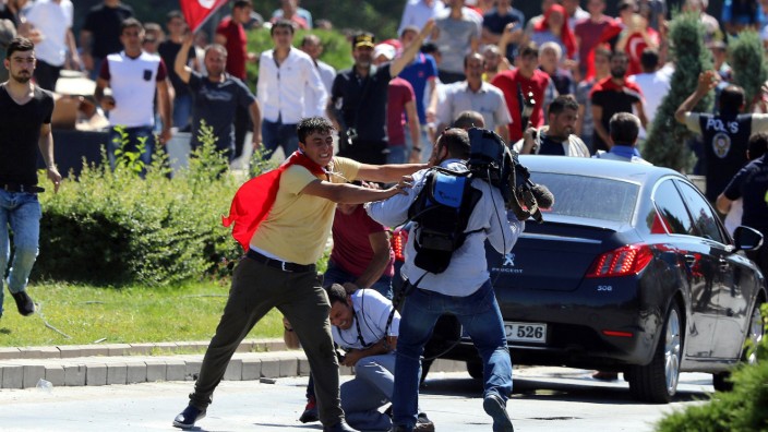 Türkei: Anhänger des türkischen Staatschefs Recep Tayyip Erdoğan gehen in der Nähe des Armee-Hauptquartiers in Ankara auf einen Kameramann los.
