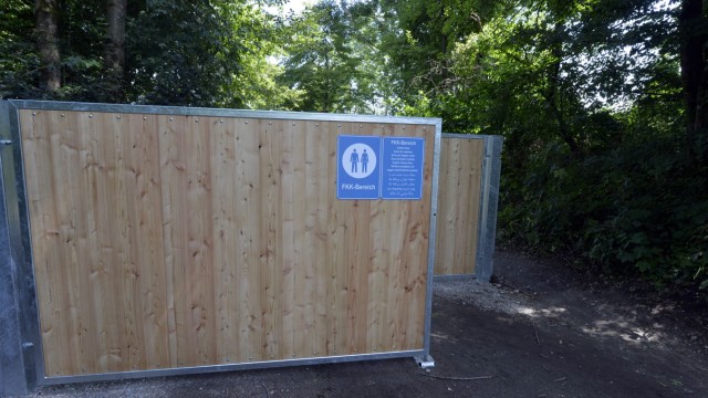Unterföhring: Sichtschutz und Schleuse: Seit voriger Woche ist der Zugang zur Halbinsel am Feringasee mit einer Holzkonstruktion und Hinweisschildern abgeriegelt.