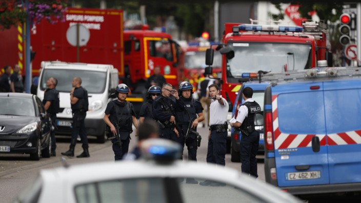 Terror: Greuel in der Kirche: Nach der Attacke glich am Dienstag das Städtchen Saint-Etienne-du-Rouvray in der Normandie einem Katastrophenschauplatz.