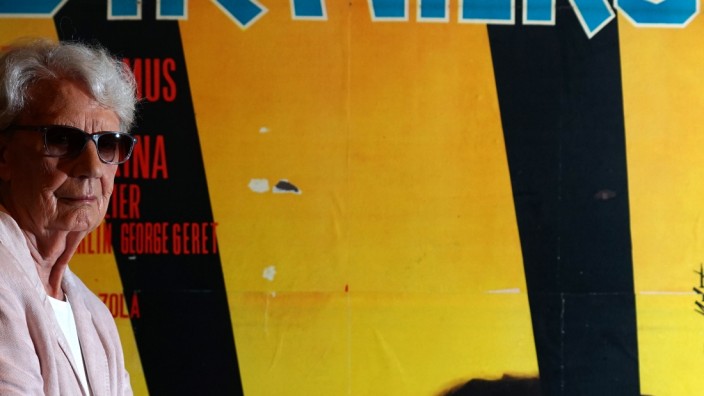 Filmkunstwochen: Zu ihr blicken auch die Filmstars auf: Marlies Kirchner, hier vor einem Plakat zum Film "Lo straniero" (1967) mit Marcello Mastroianni.