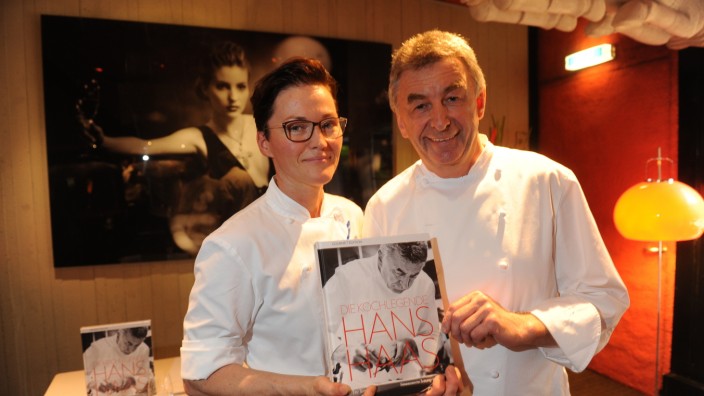 SZenario: Kochte dann noch "ein bissl was aus dem Buch heraus": Hans Haas mit Souschefin Sigi Schelling bei der Vorstellung seines neuen Buchs im Tantris.
