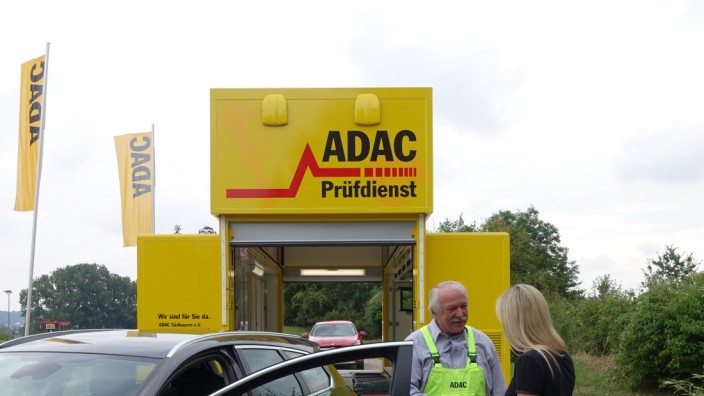 Geretsried: Der ADAC macht mit seinem mobilen Prüfstand in Geretsried Station.