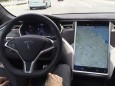 Tesla Model S mit eingeschaltetem Autopiloten