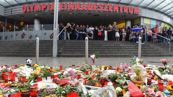 Social Media: Auch offline zeigten sich Menschen schockiert: Blumen vor dem Olympia-Einkaufszentrum