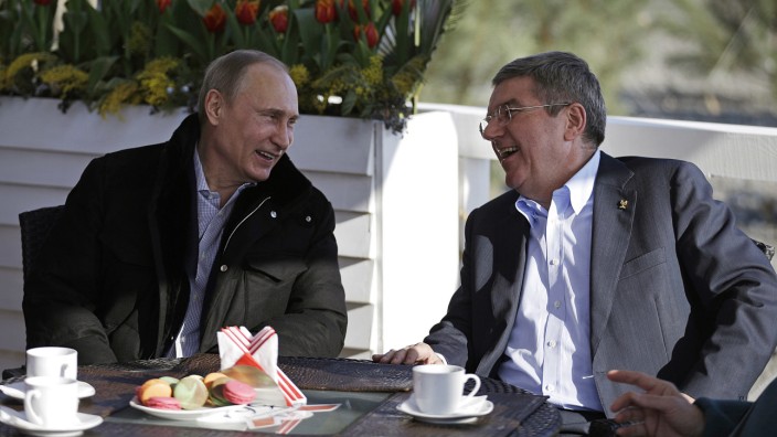 Olympia: Ziemlich beste Freunde: Wladimir Putin und Thomas Bach während der Olympischen Winterspiele 2014 im russischen Sotschi.