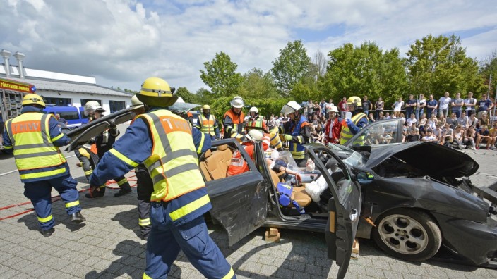 Verkehrserziehung: Rettungskräfte zeigen den Schülern, wie drastisch es aussehen kann, wenn sie sich um Unfallopfer kümmern müssen.