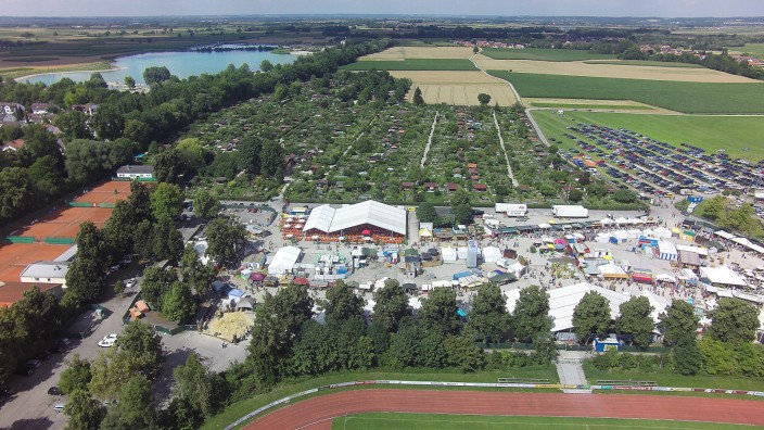 Halbzeit auf dem Sinnflut: Ein außergewöhnlicher Blick auf das Festivalgelände am Erdinger Volksfestplatz, aufgenommen mit einer Drohne.