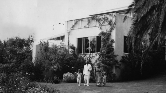Serie "Stimmen der Demokratie": Thomas Mann im Jahr 1941 mit Frau Katia und zwei Enkelkindern vor seiner Villa in den Pacific Palisades.