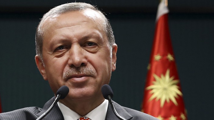 Türkei: Der türkische Präsident Erdoğan verteilt trotz der überraschenden Neuigkeit einen Seitenehieb nach Europa: "Einige Leute geben uns Ratschläge. Sie sagen, sie sind besorgt. Kümmert euch um eure eigenen Angelegenheiten!"