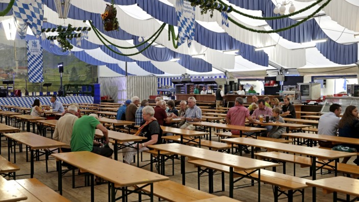 Volksfest in Geretsried: Sonntagvormittag, leichter Regen: Im Geretsrieder Festzelt sind noch viele Plätze frei. Richtig voll war es auch an den anderen Tagen nicht.