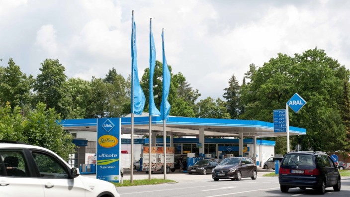 Bürgerinitiative: An der Tankstelle zwischen Vaterstetten und Neukeferloh muss nach Meinung der Anlieger der Lärmschutz verbessert werden.