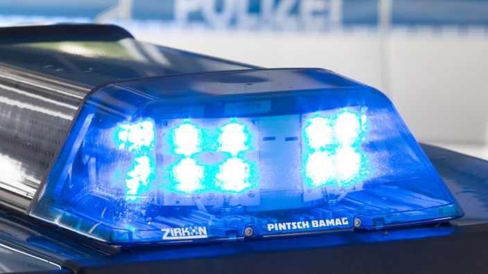 Türkenfeld: Ein Blaulicht leuchtet auf dem Dach eines Polizeiwagens.
