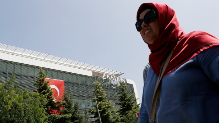 Türkisches Tagebuch (XII): Eine Frau geht am Redaktionsgebäude von Zaman in Istanbul vorüber. Die Zeitung wurde inzwischen dichtgemacht.