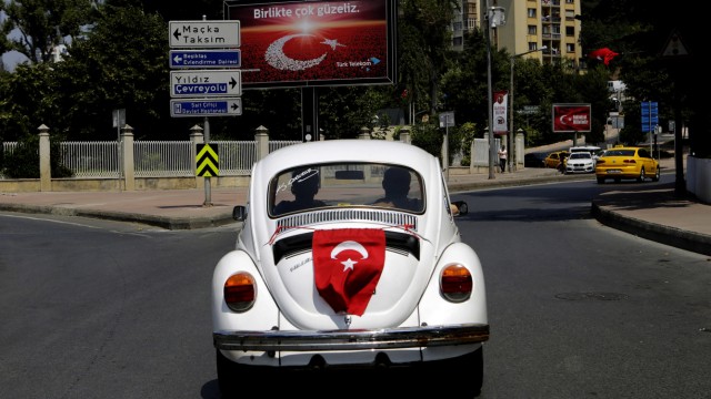 Türkei: Ein VW-Käfer mit türkischer Beflaggung in Istanbul. Deutsche Konzerne schätzten bisher die Türkei als Markt und als Bindeglied zwischen Ost und West.