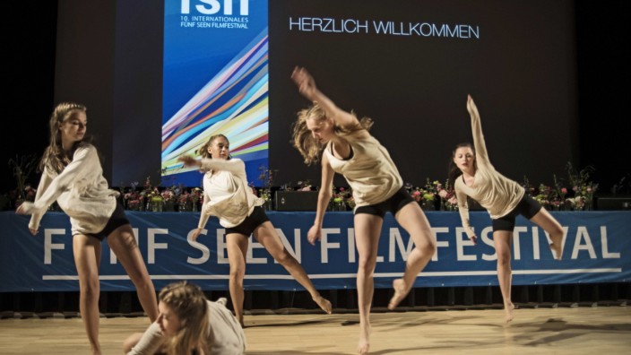 Starnberg: Wie ein Sandsturm: Junge Tänzerinnen zeigen das Stück "Calima".