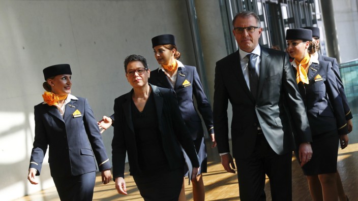 Lufthansa CEO Spohr and CFO Menne walk with personnel to a news conference at Lufthansa headquarters in Frankfurt