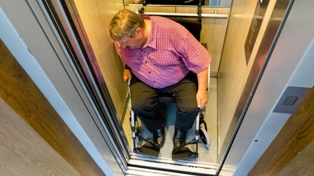 Vaterstetten: Endstation Aufzug: Als Rollstuhlfahrer käme Bürgermeister Georg Reitsberger nicht in sein Arbeitszimmer, der Lift ist zu klein.