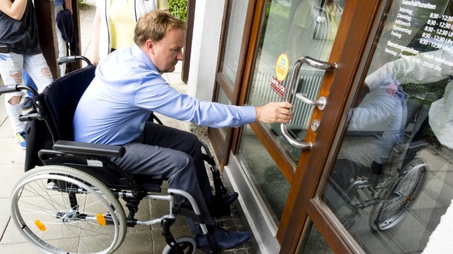 Vaterstetten: Türen sind für Rollstuhlfahrer schwierig zu bewältigen, stellt Robert Niedergesäß fest.